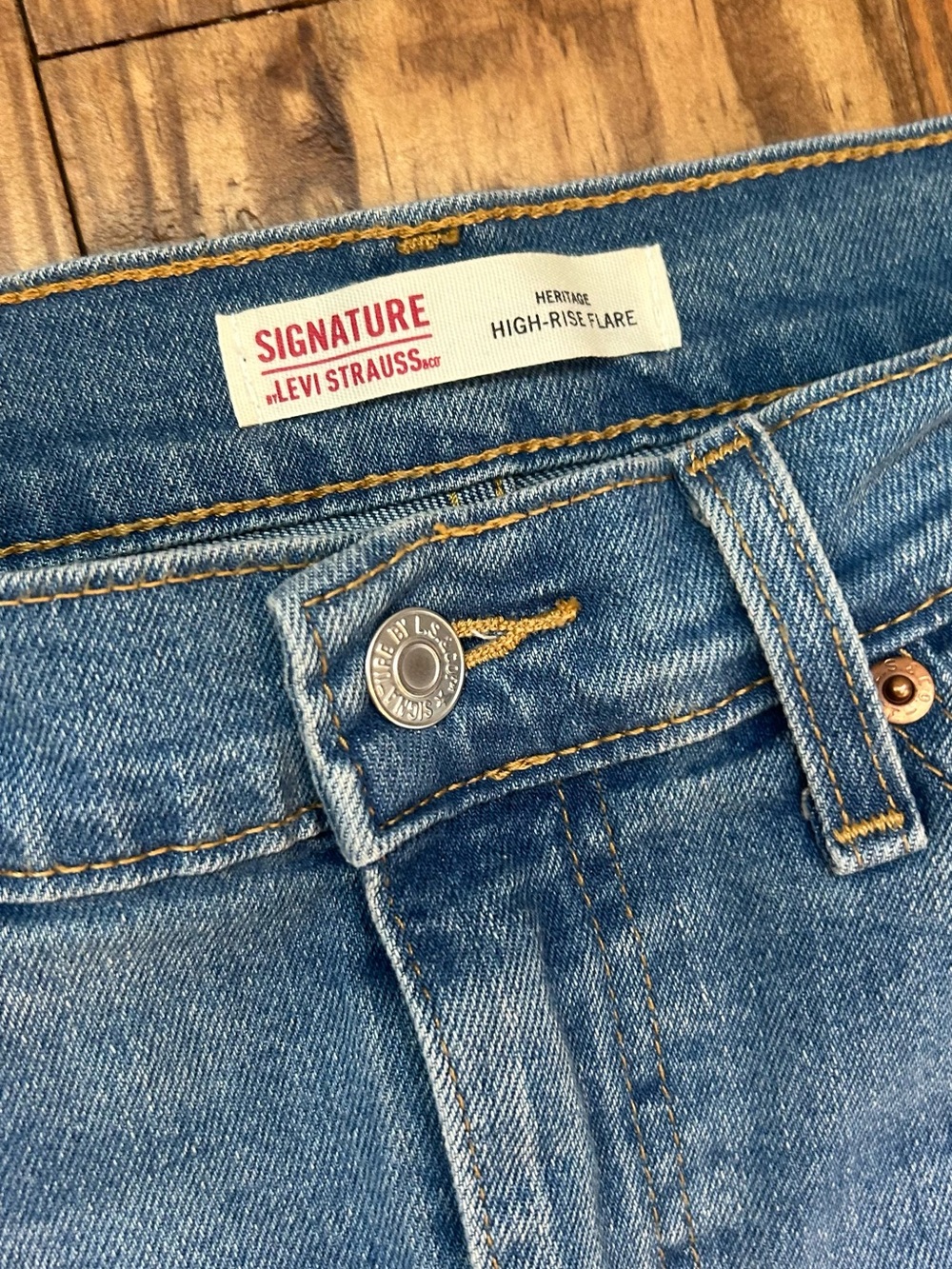 Signature by Levi Strauss Light Blue Wide-Leg Jeans - Picture 2 of 6